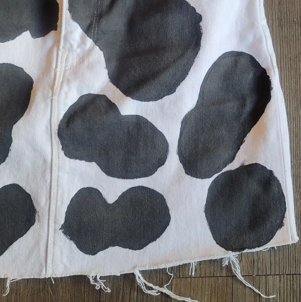 Hudson White Black Animal Print Raw Hem Denim Skirt 25 - Image 4