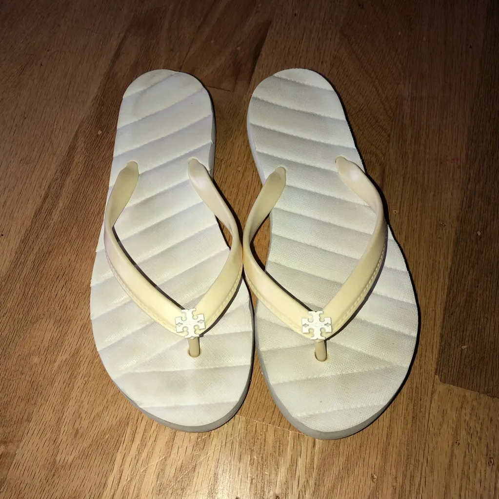 Elegant Tory Burch Cream Flip-Flops kira size 5 - Image 5