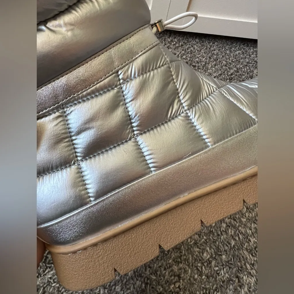 Marc Fisher‎ Women’s Kamryn Silver Puffer Winter Boot Size 9.5 - Image 11