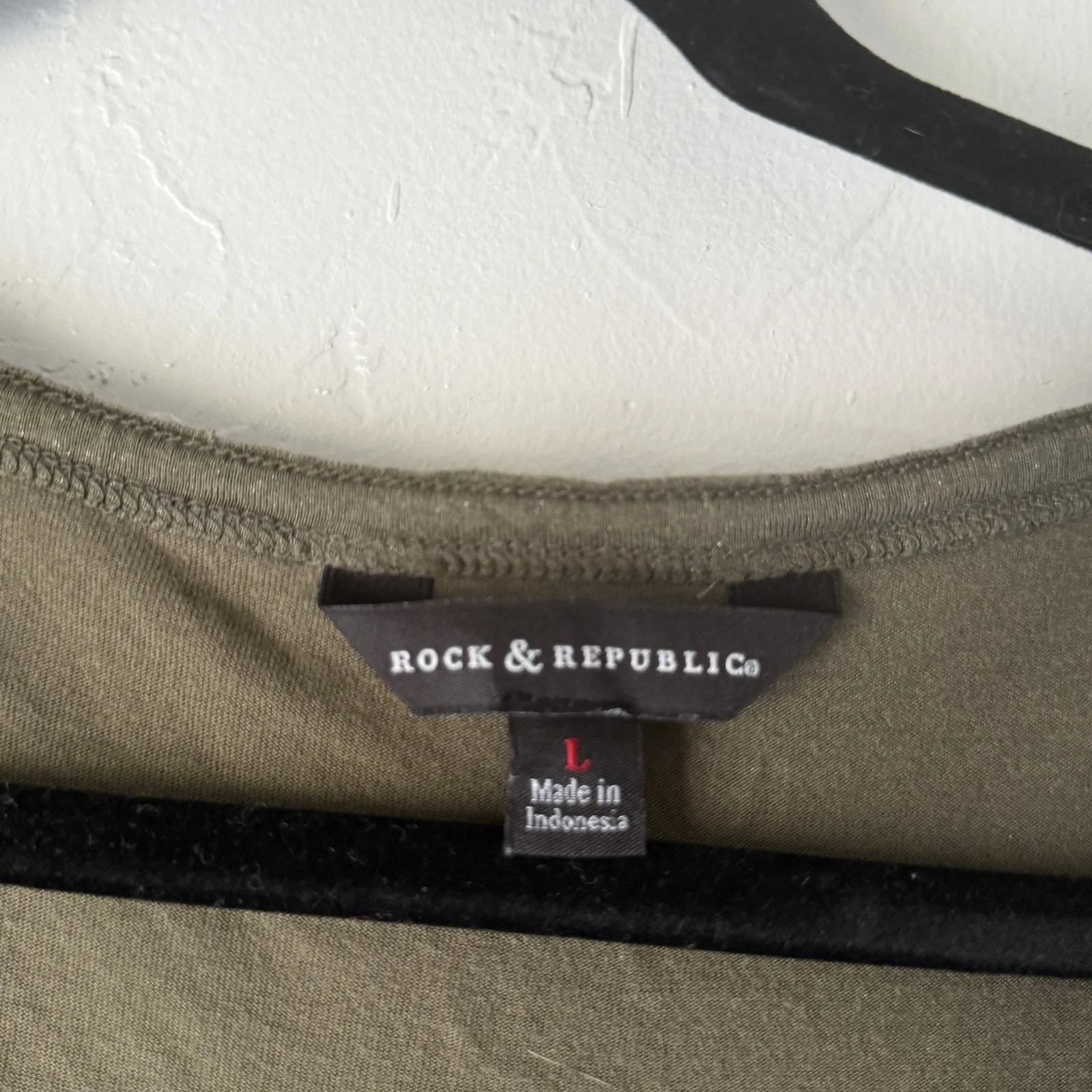 Rock & Republic Shirt Womens Large V Neck Rayon‎ Pocket Tee Lightweight - Image 6