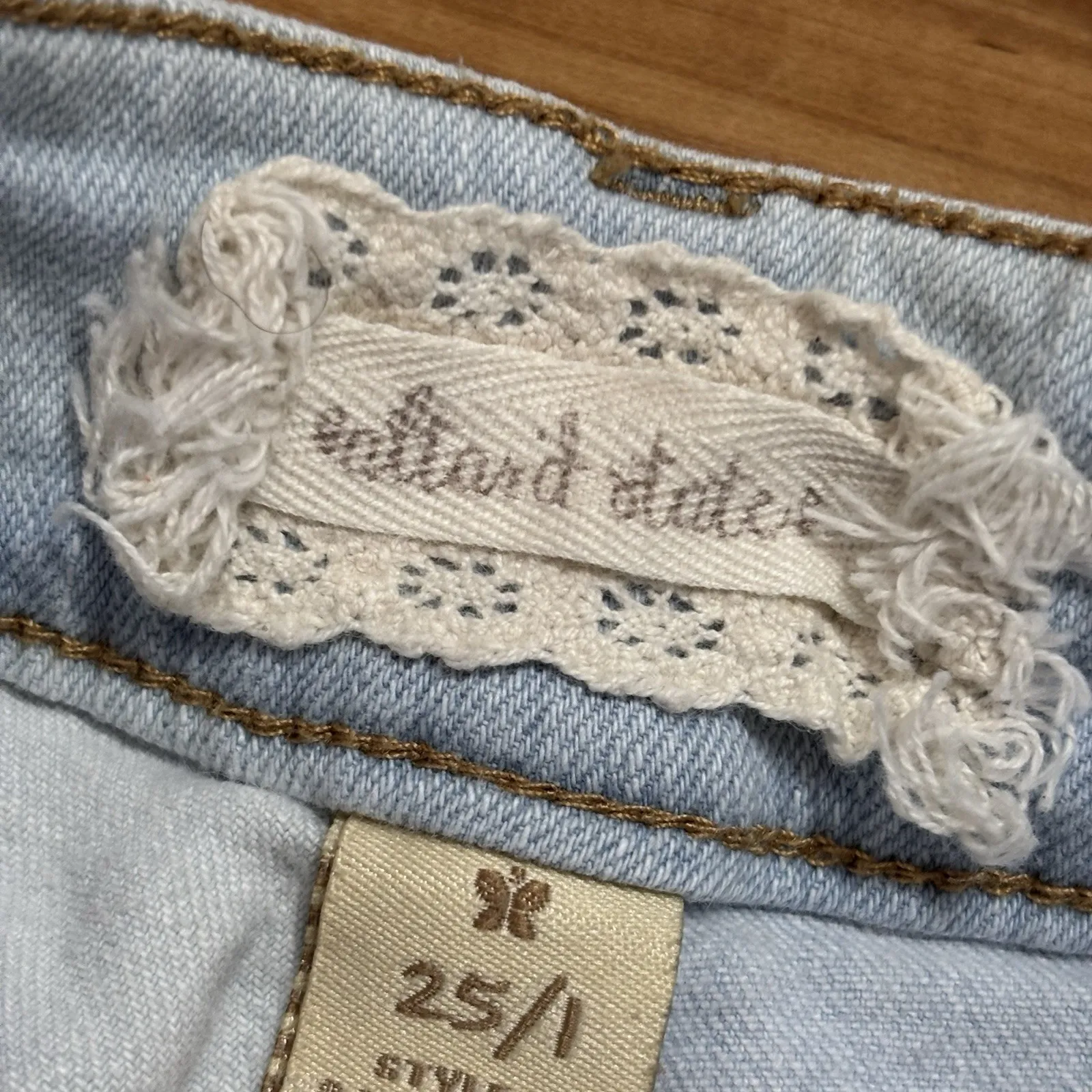 Altar'd State Women's Light Wash Denim Distressed‎ Hem Jean Shorts Sz 25/1 - Image 5