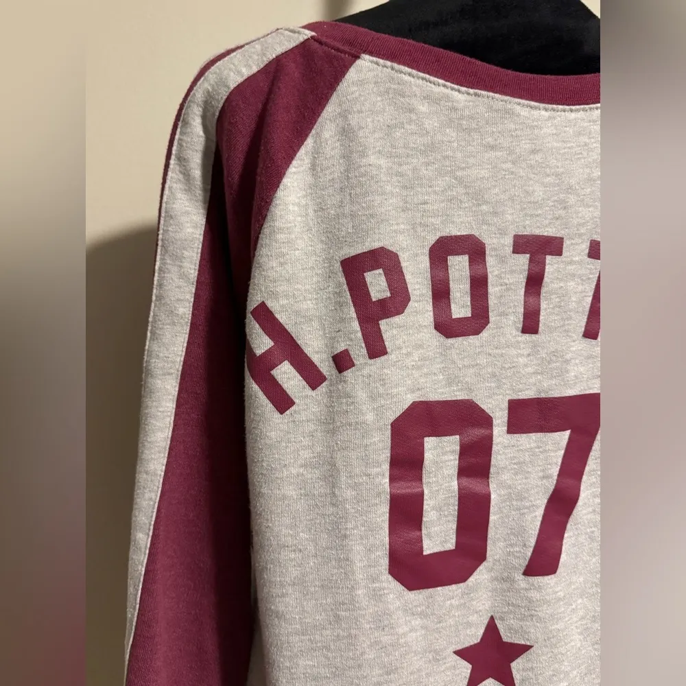 EUC Warner Bros Harry Potter Gray and Burgandy Quidditch Crewneck Sweater size L Red Size L - Image 6