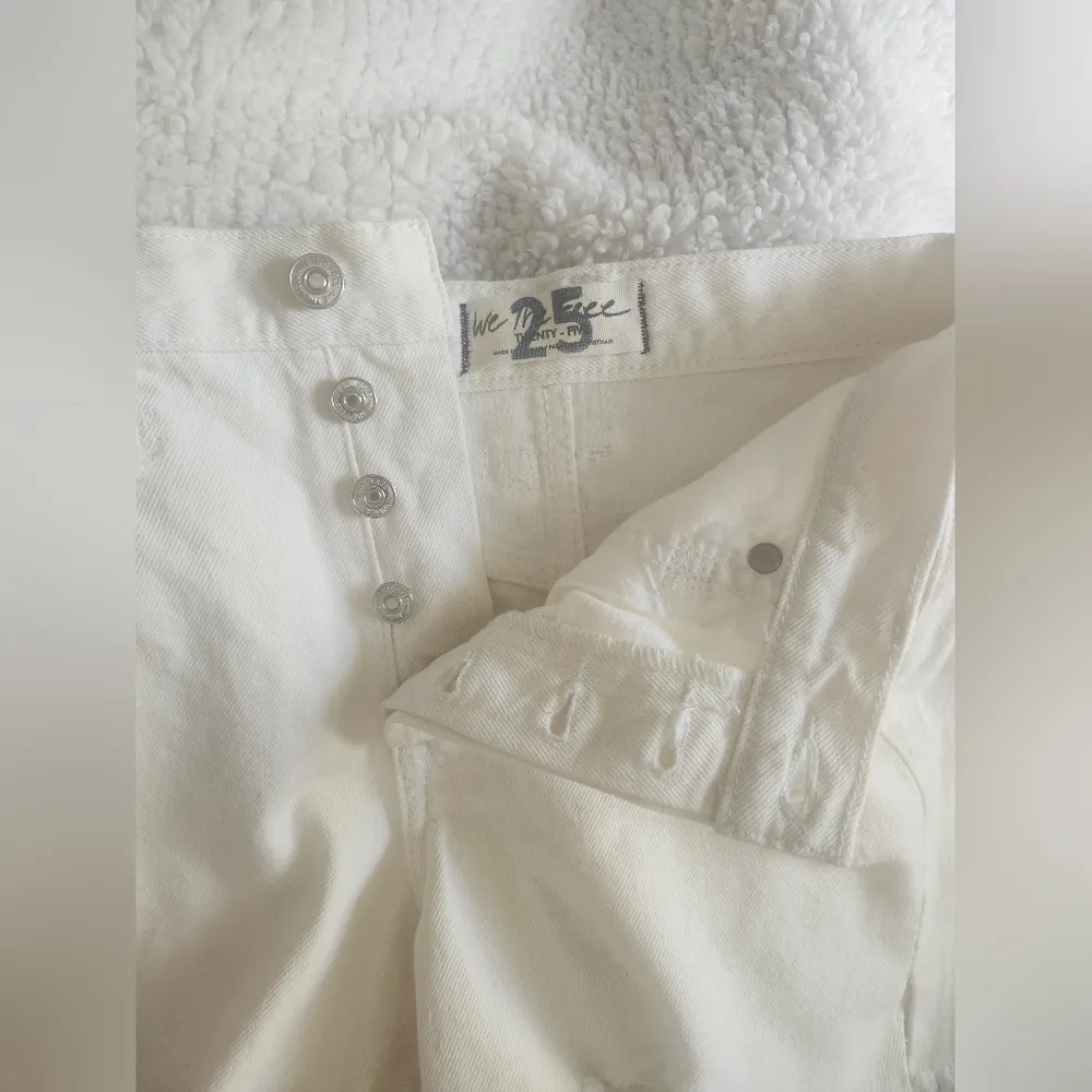 NWT Free People Makai Distressed denim High Rise Shorts color:bright white Sz 25 - Image 8