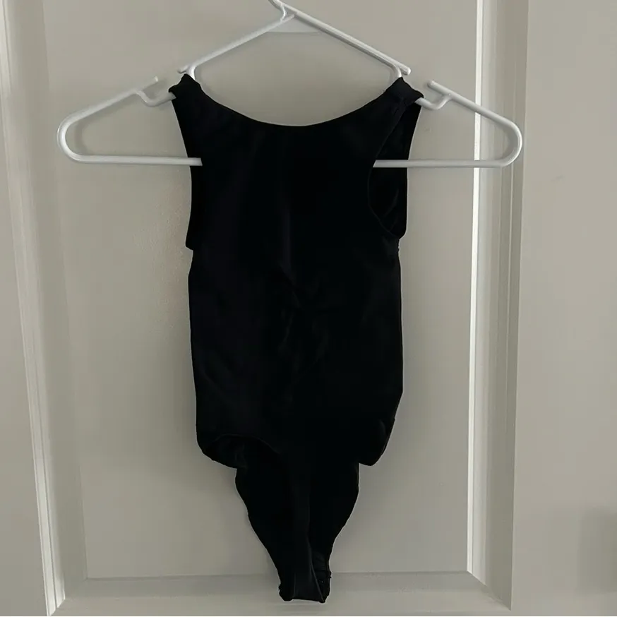 Skims Seamless Sculpt Scoop Neck Thong Bodysuit - Image 3