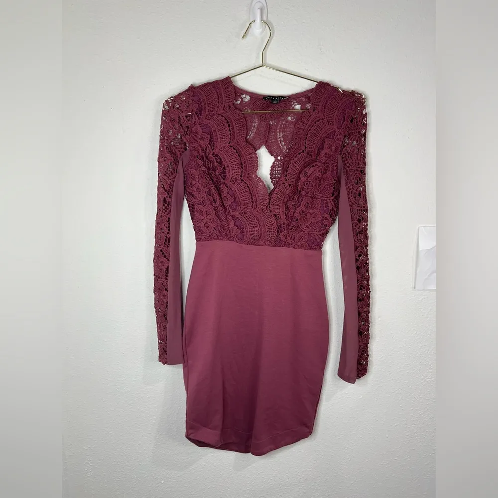 Chic Haute Monde Burgundy Crochet Lace Bodycon Dress Long Sleeve Size Small 33” - Image 2
