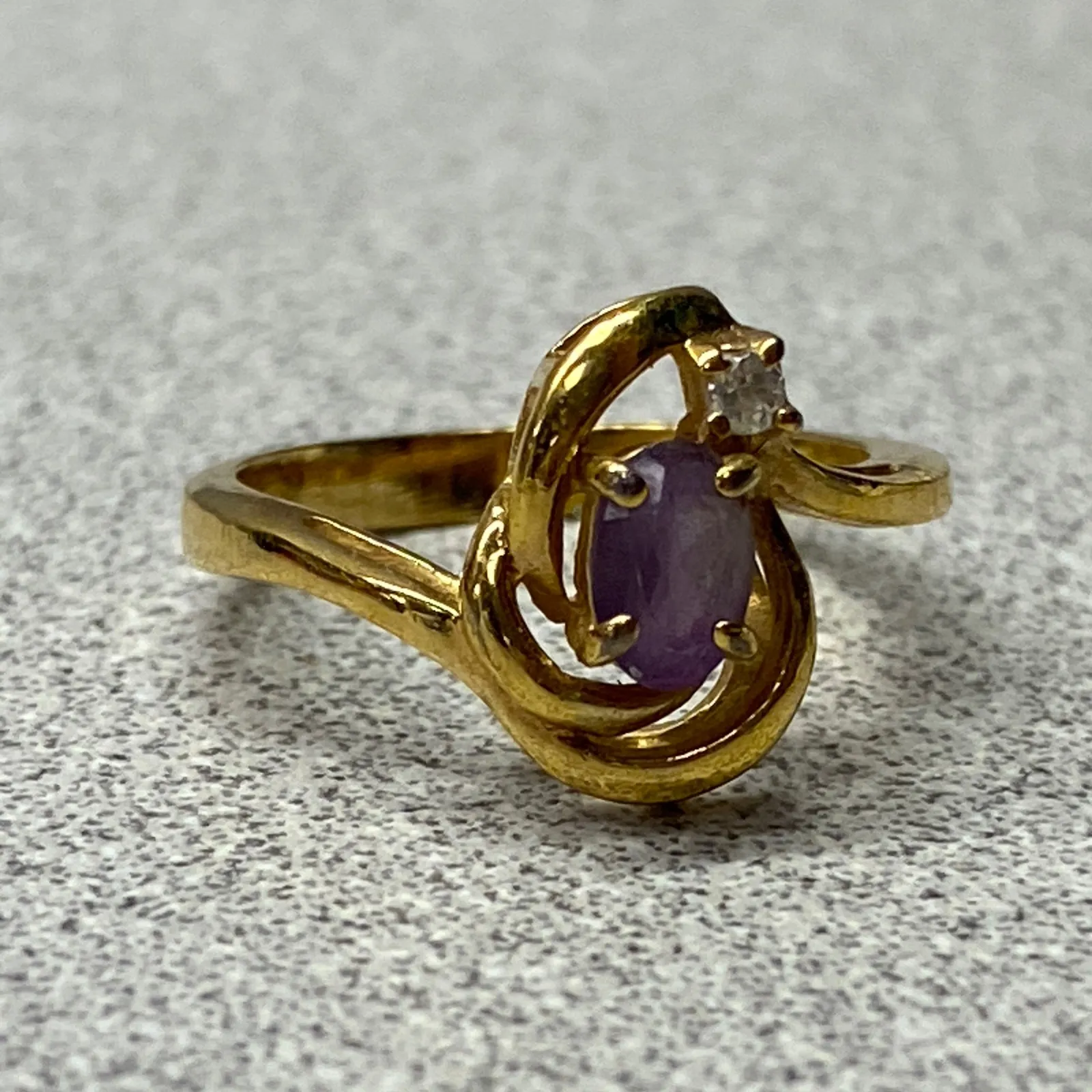 Vintage Gold Tone Taiwan Stamped Oval Amethyst CZ Swirl Fashion Ring Size 5.75 Purple - Image 3