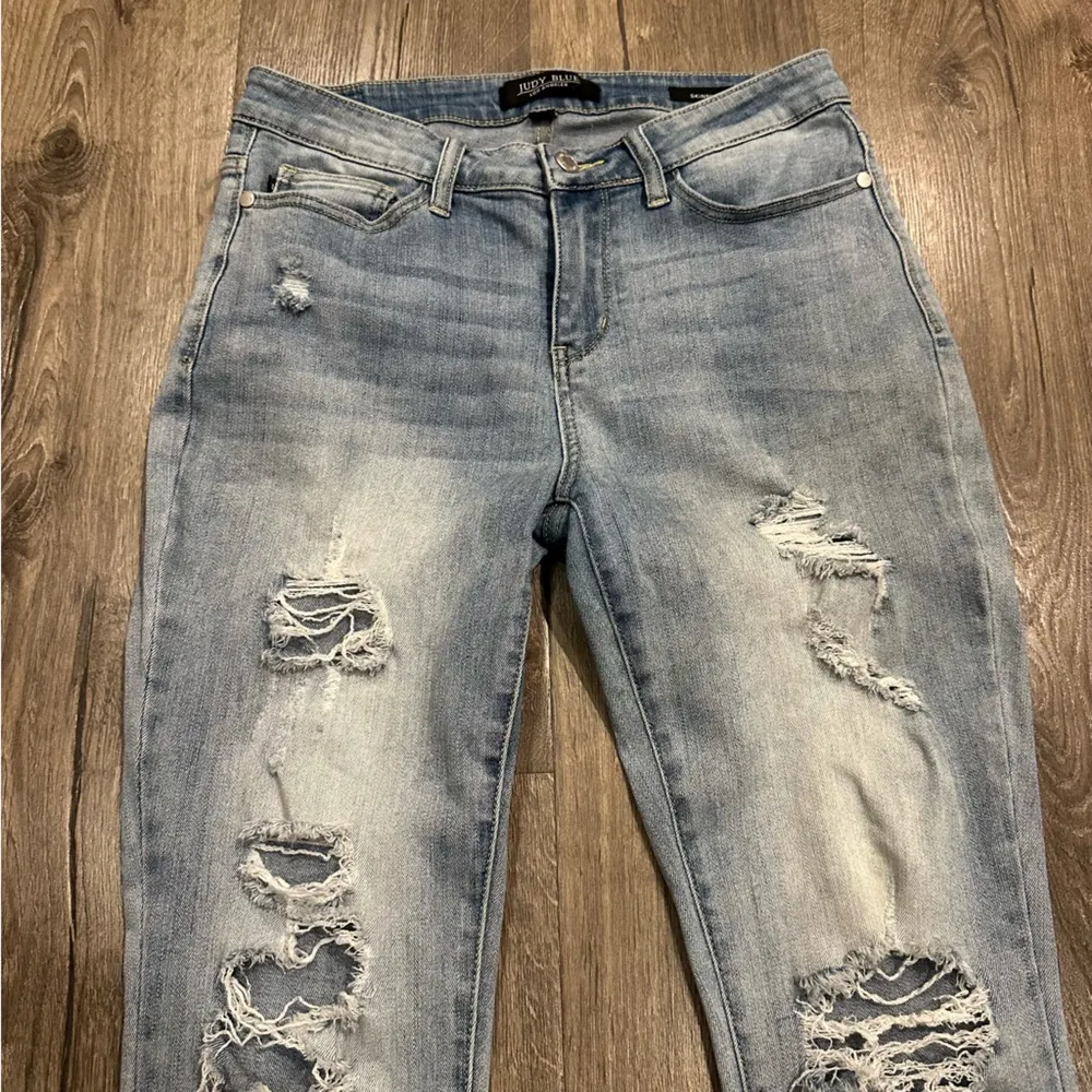 Judy Blue Distressed Jeans Women's Size 29 Faded Skinny Fit Ripped Light Denim - Image 2
