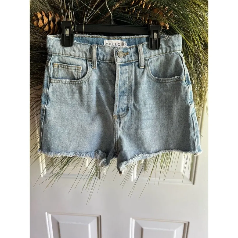 CELLO High Rise Mom denim jean shorts with hidden button up fly, Size XS. - Image 12