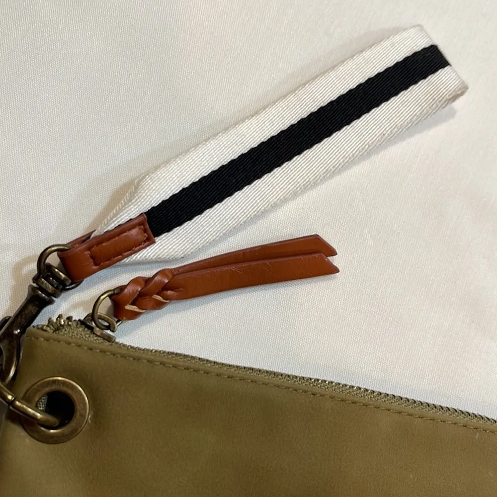 Universal Threads UNIVERSAL THREAD Green zippered wristlet - Image 2