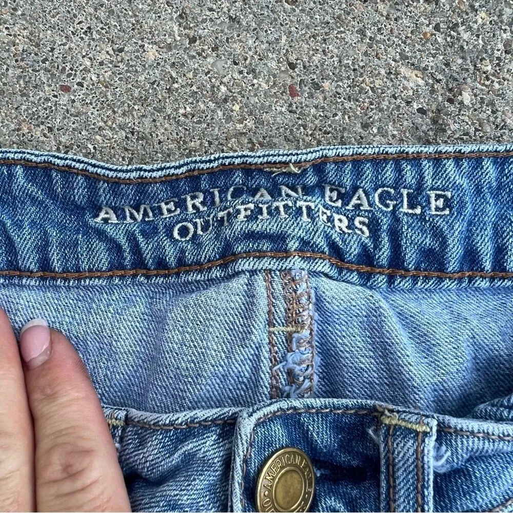 AEO hi rise festival frayed hem distressed front jean shorts Size 6 - Image 3