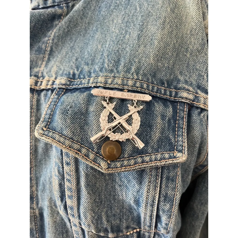 Vintage Unisex snap button faded rustic blue denim jacket with nostaglia pins M - Image 4