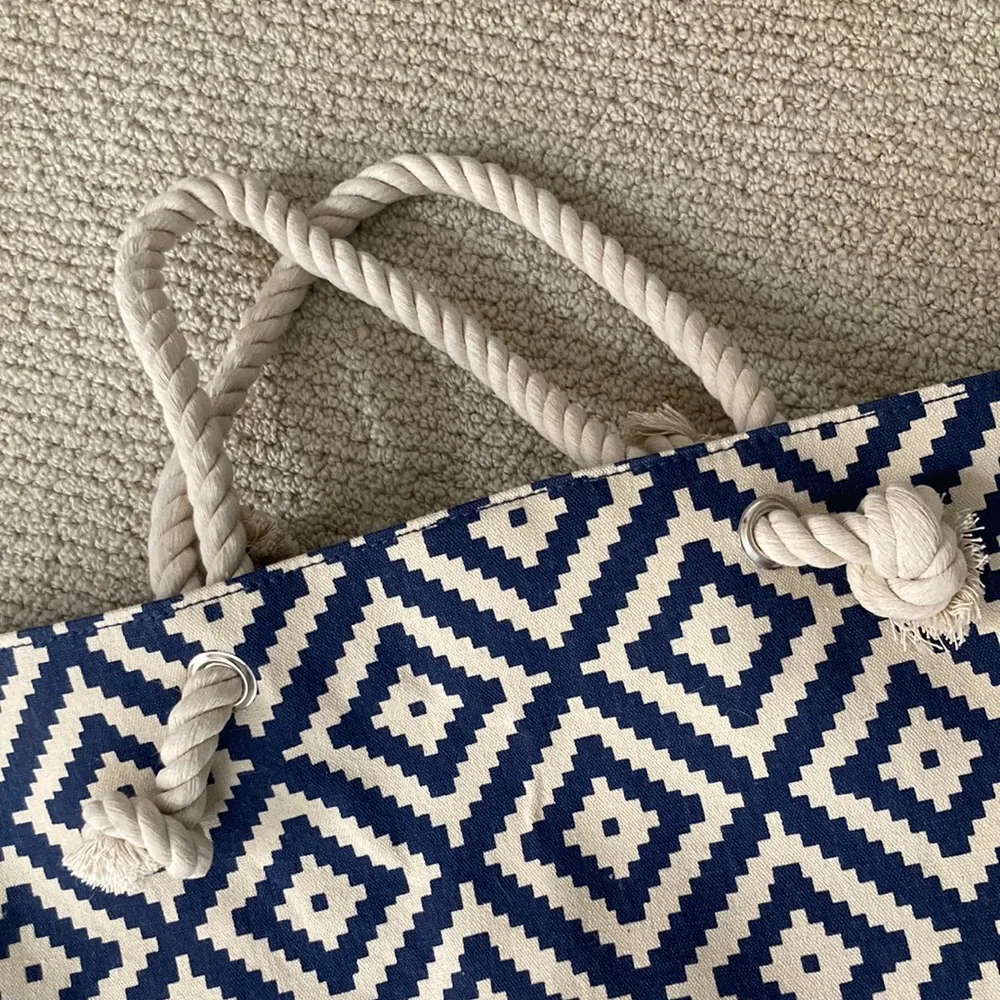 Summer & Rose Blue and Cream Patterned Tote Bag with Rope Accent Handles NWOT - Image 2