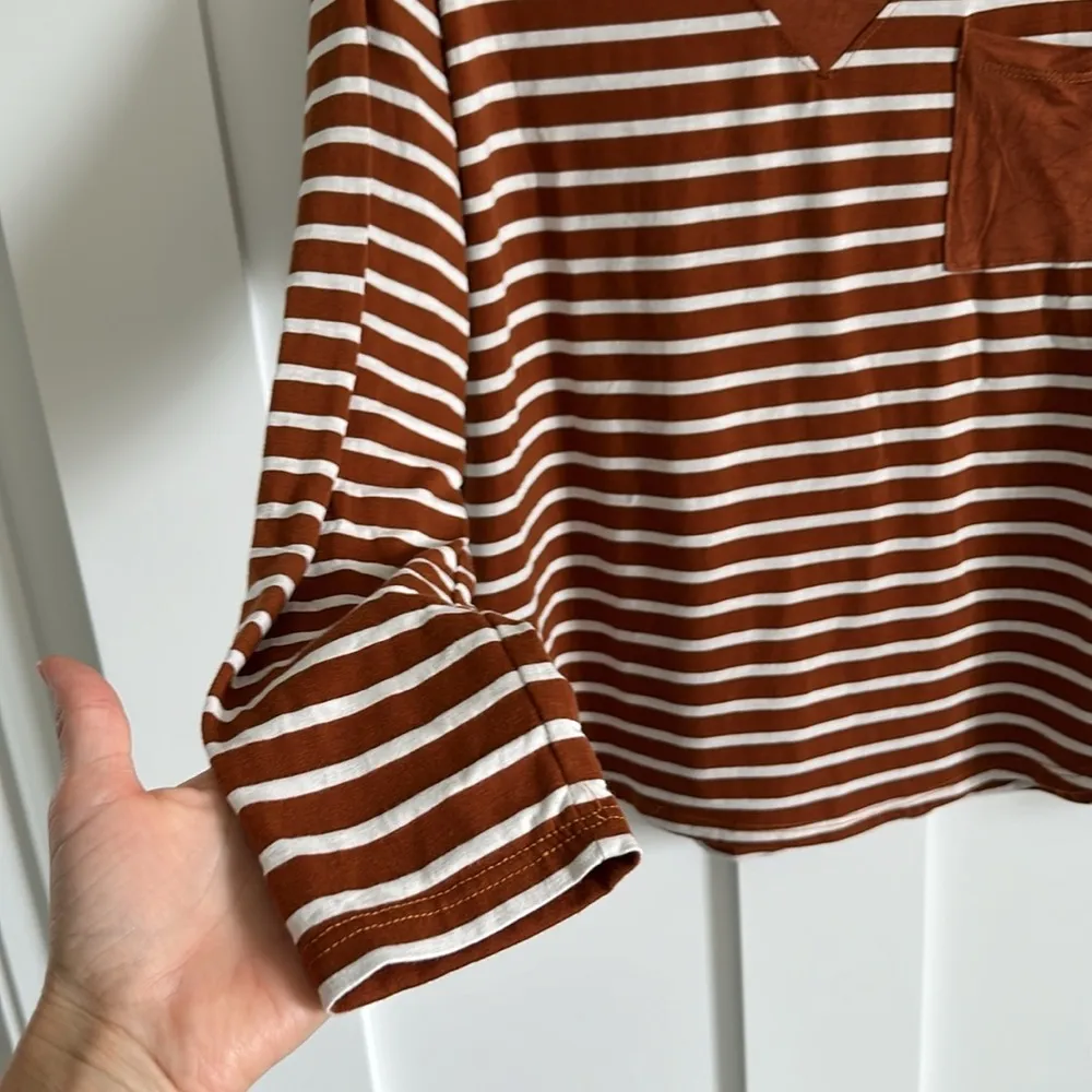 Hailey & Co Women's M Long Sleeve Pocket Tee Shirt Rust Brown Stripe Vneck Top - Image 4