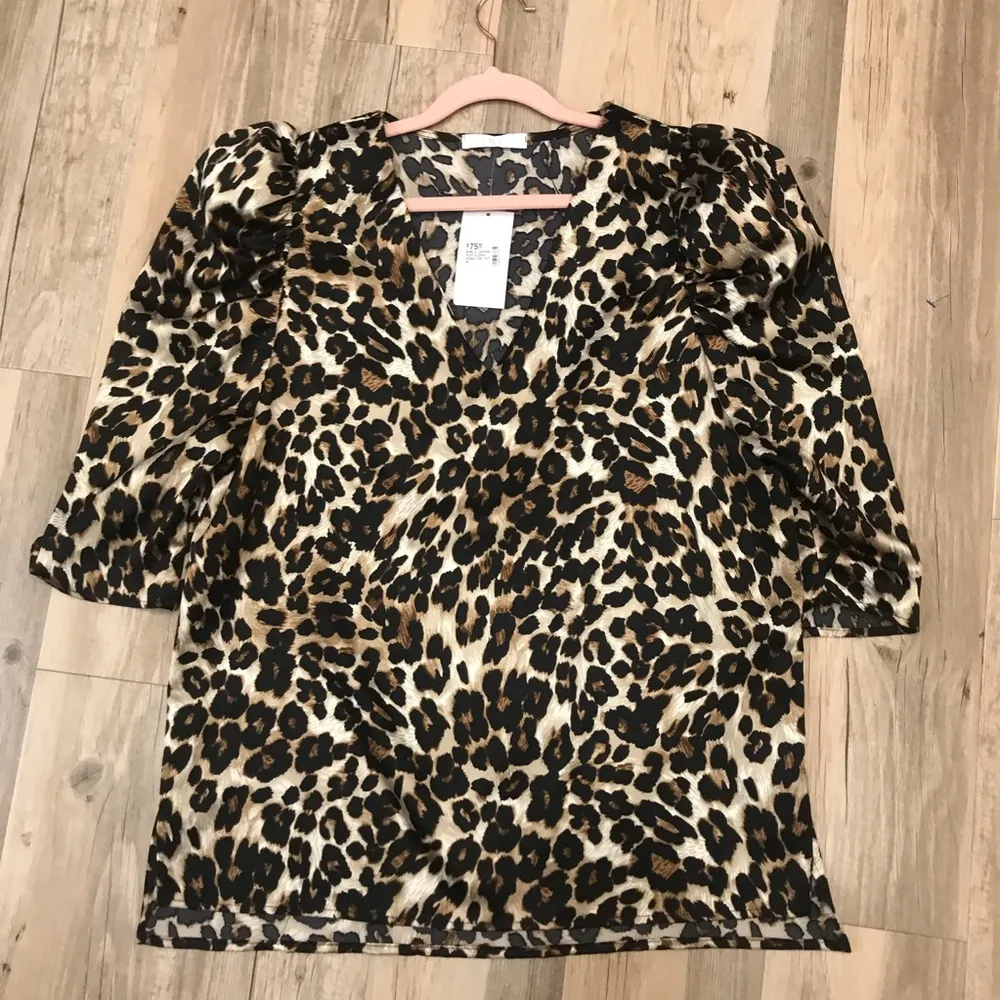 NWT KARLIE V-NECK PUFF SLEEVE leopard/ cheetah Blouse sz Medium - Image 6