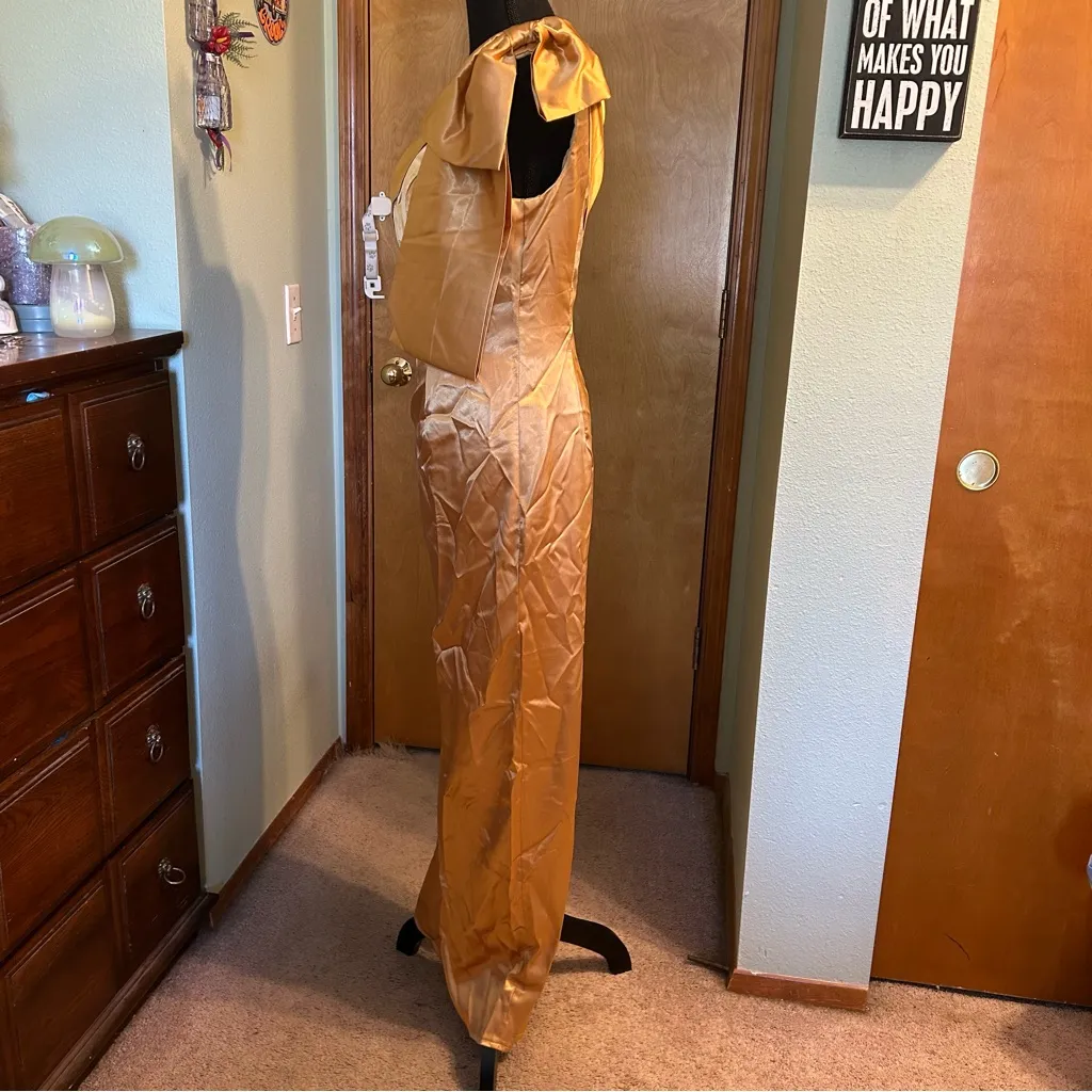 NWOT gold satin one shoulder prom dress with bow on shoulder back slit size 8 - Image 2