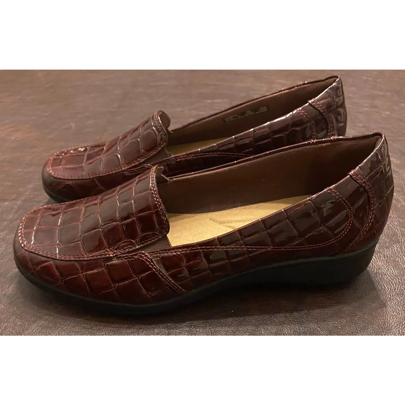 Clarks Collection Maroon Croc Embossed Patent Loafers 7M Comfort‎ Slip - Image 2