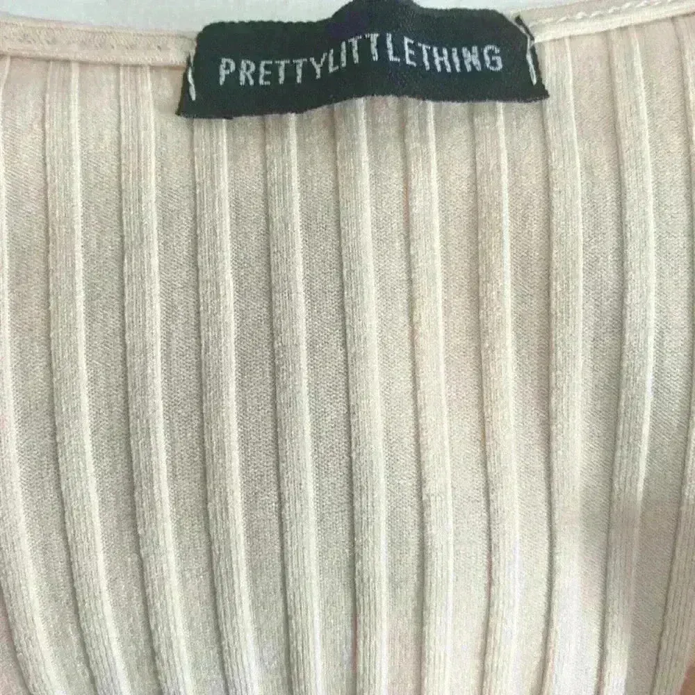 PrettyLittleThing Long Sleeve Rib Raw V Crop Top - Image 9