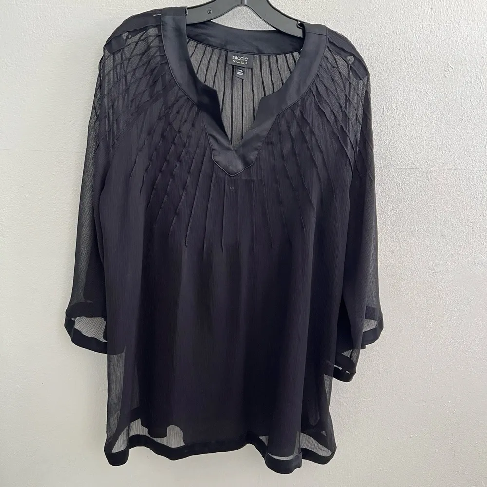 Nicole Miller Pleated Blouse top LARGE Black 3/4 Wide Sleeve V Neck NWOT - Image 2