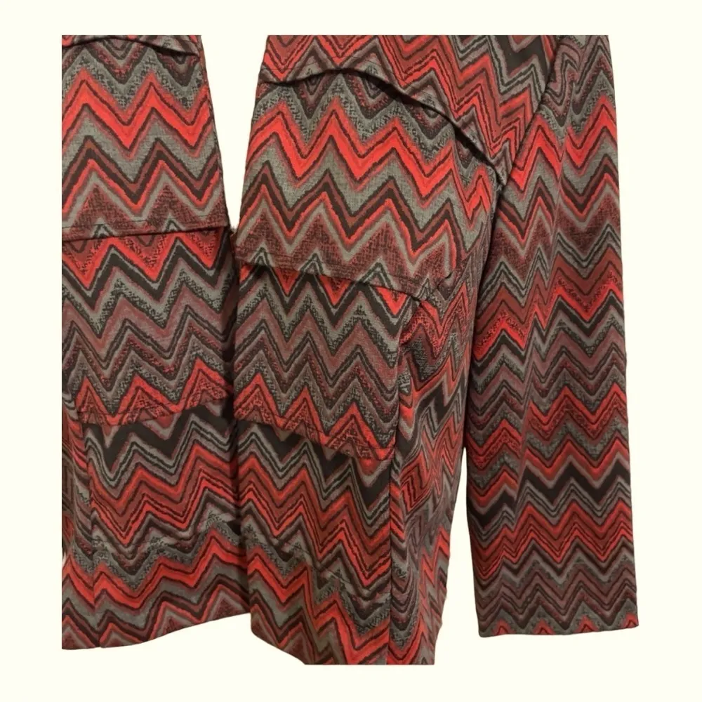DN Design Size 8
PETITE Jacket Cropped
Chevron Zig Zag Red Black
Open Front - Image 4