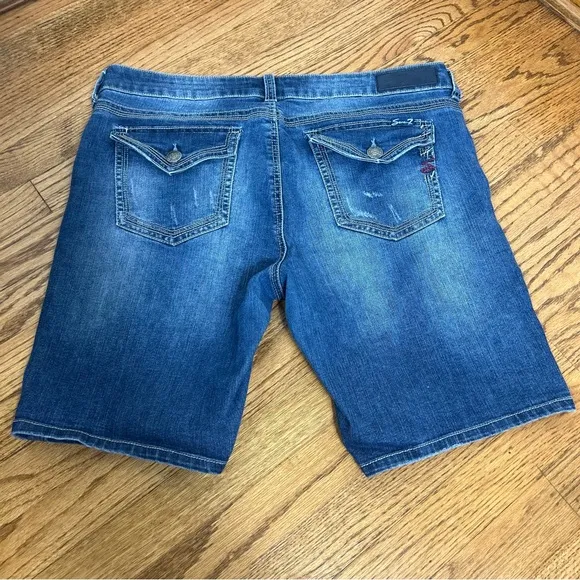 Seven7 | Medium Washed Faded Bermuda Denim Shorts Size 14 - Image 2