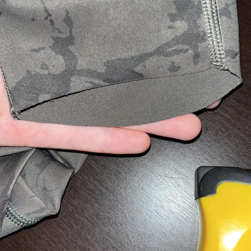 Women’s Athleta Gray Velocity Stash Pocket Marble 7/8 leggings size small - Image 6