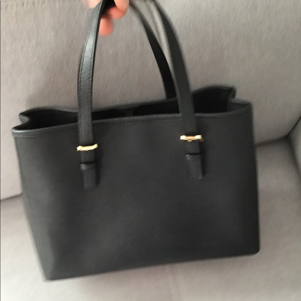 MK SAFFIANO LEATHER BAG 🔥 - Image 4