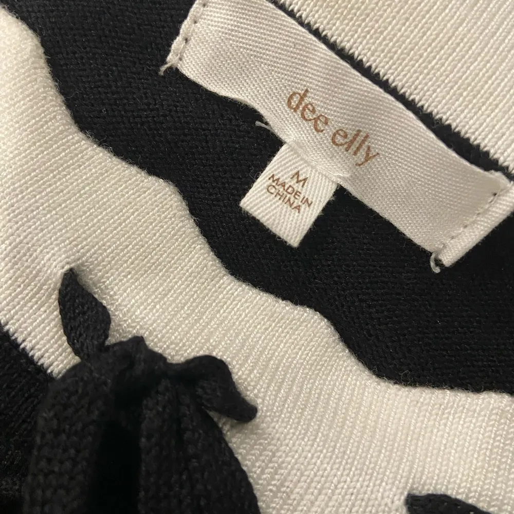 NWOT Dee Elly Size M Black Cream Bell Sleeve Knit Crop Top Bow Scalloped Trim - Image 12