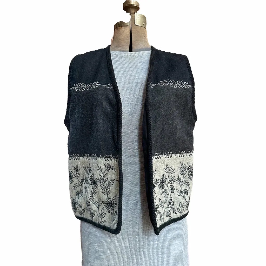 Paul Harris Design vintage wool vest with floral embroidery in black and gray. Size M - Image 2