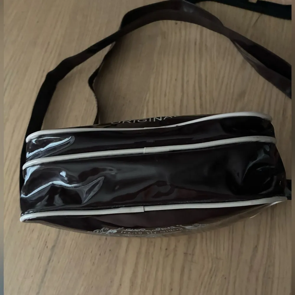 Robin Ruth Barcelona Brown Messenger Bag with Adjustable Strap and Urban Style - Image 8