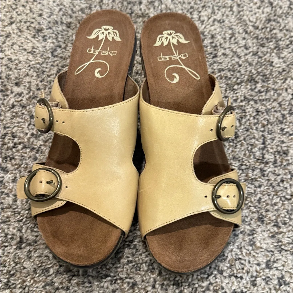 Dansko Fern Buckle Wedge Sandals Full Grain Leather Studded Beige Sz 41/11-11.5 - Image 3