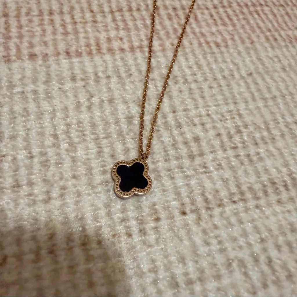 Women’s Reversible black gold & mother of pearl Clover Necklace NEW - Image 2