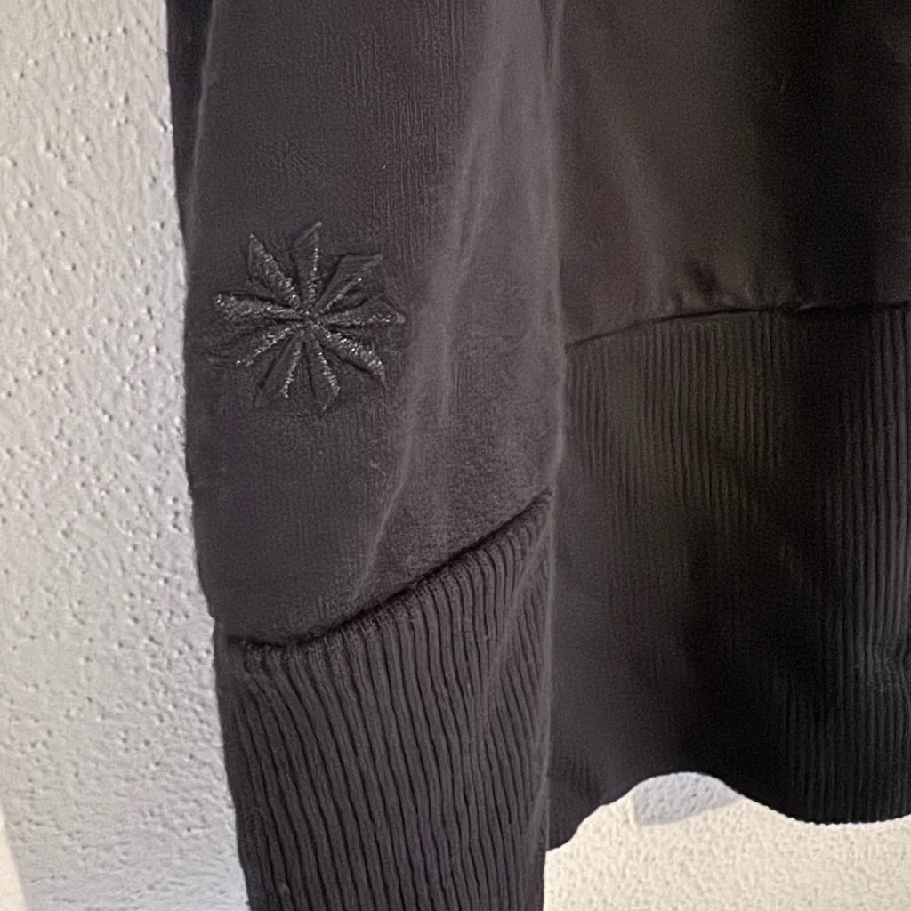 Athleta Size XL Step ForwardBlack V-Neck Sweatshirt Tee - Image 5