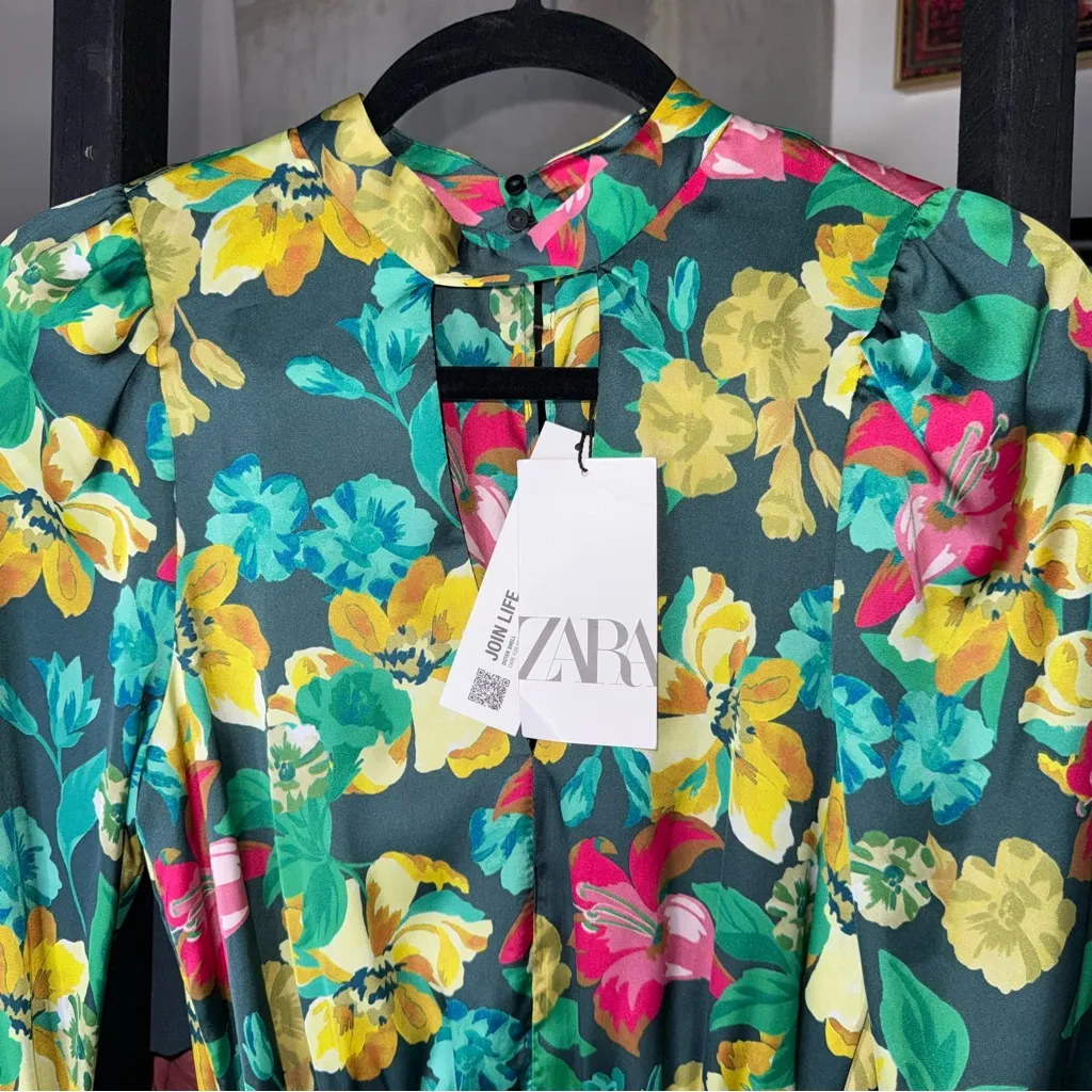 Zara Green Floral Satin Mini Dress with Keyhole Neckline - Image 8