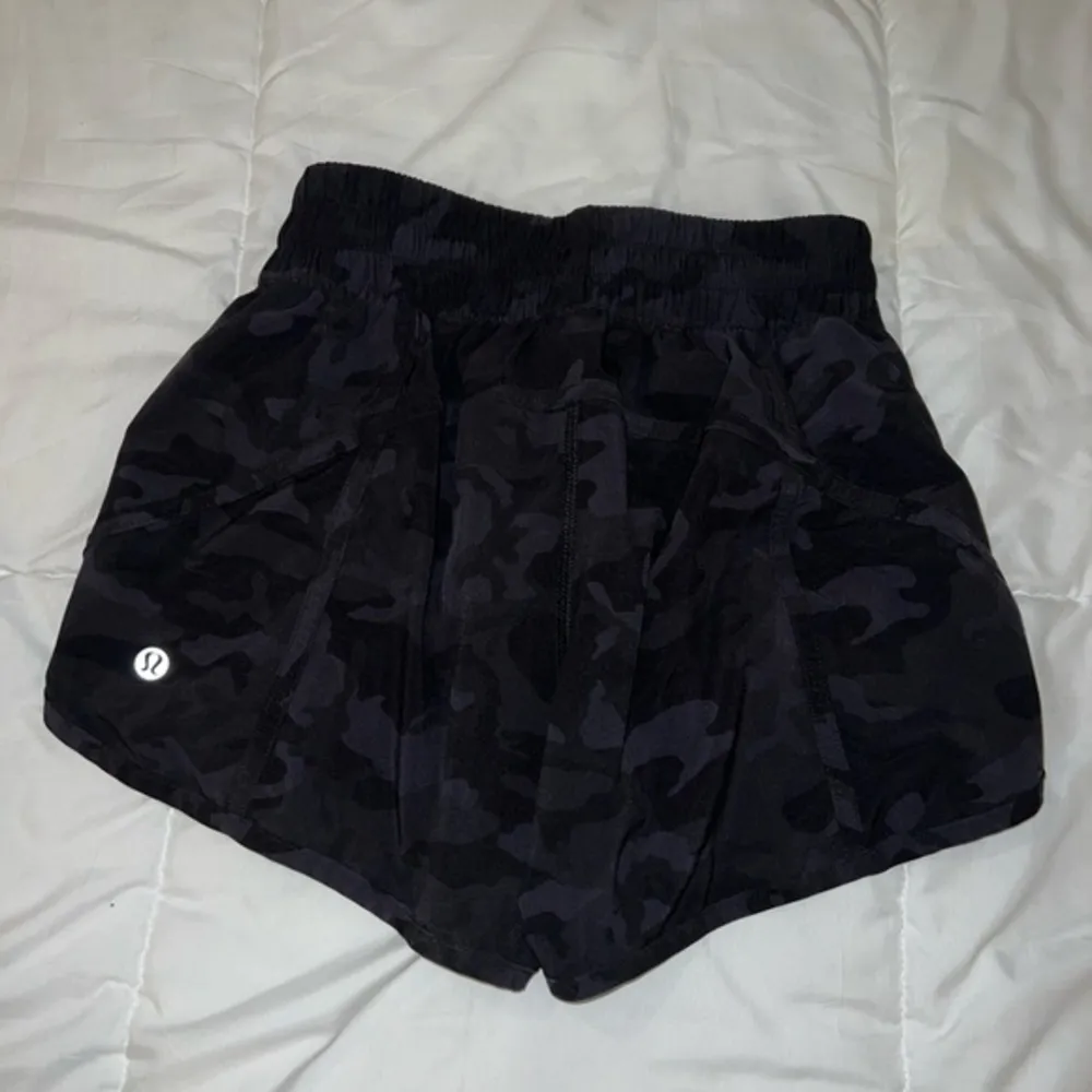Lululemon Track That‎ Mid-Rise Lined Short 4” size 4 - Image 2