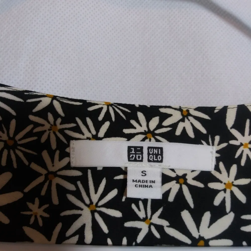 Uniqlo Ditsy Floral Black and White Daisy  Button Up Long Sleeve Top Size Small - Image 5