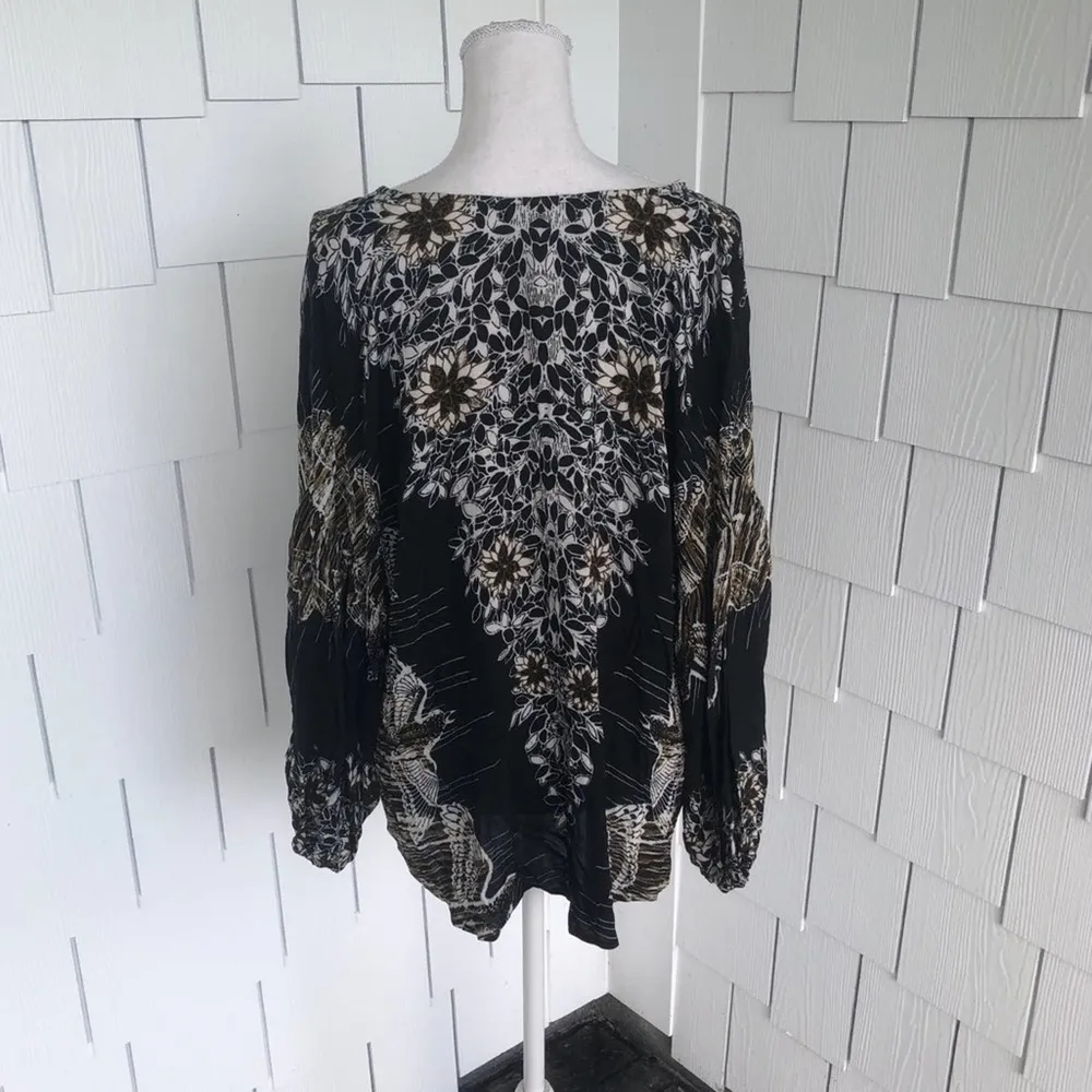 Free People Women's Black Combo Floral Birds of a Feather V-Neck Blouse sz S - Image 4