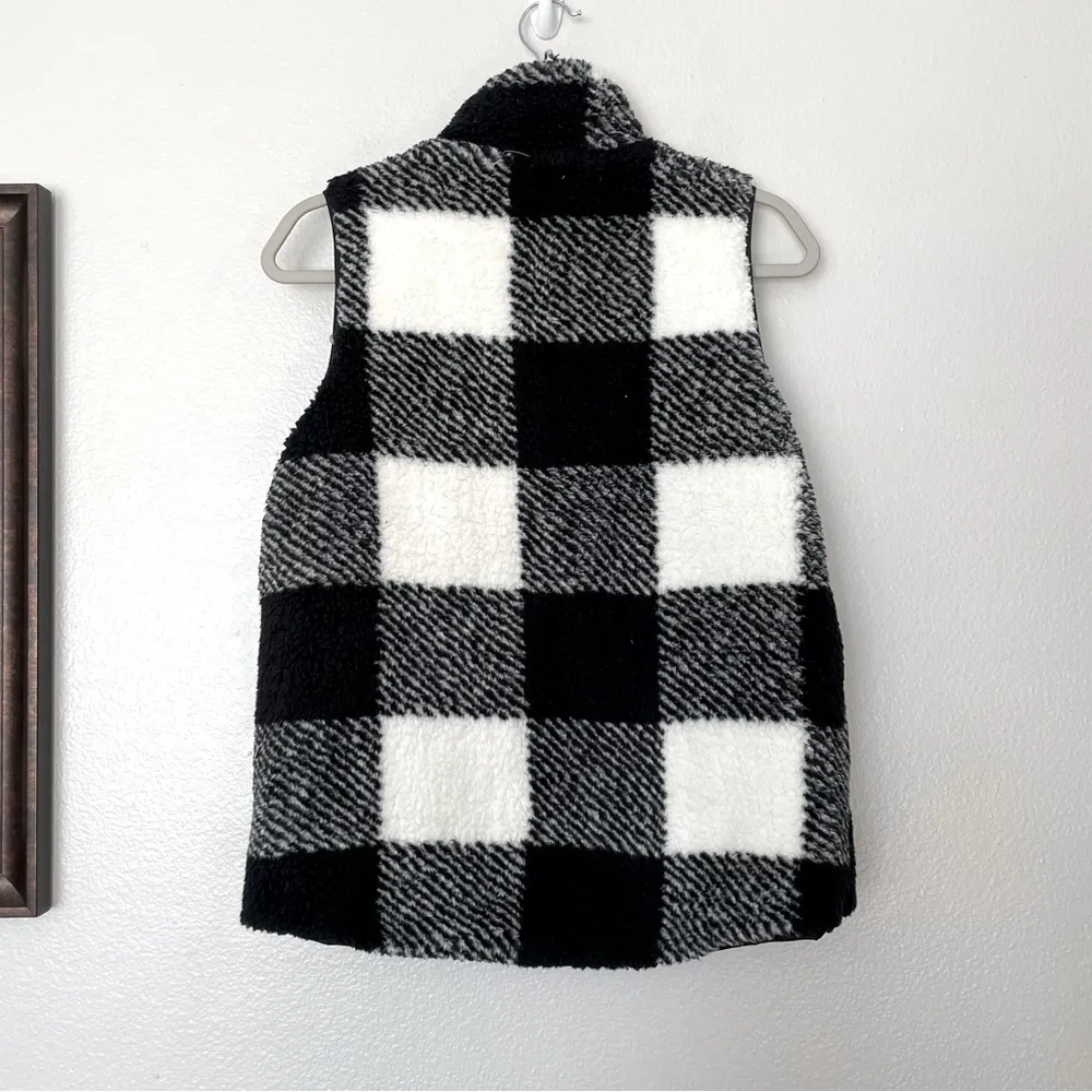 NWOT Thread & Supply Reversible Black/White Plaid Sherpa Fuzzy Vest Size Small - Image 6