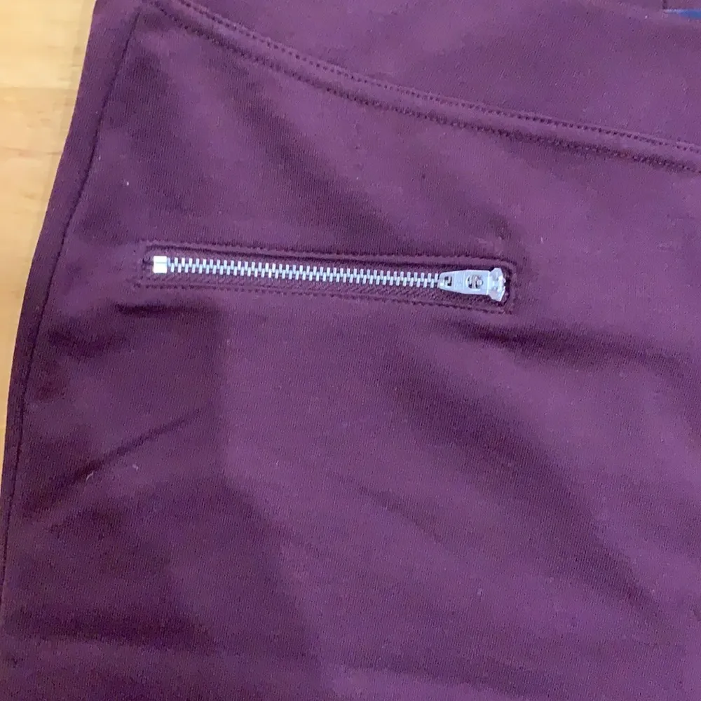 Women’s gap burgundy legging with zippers - Image 4