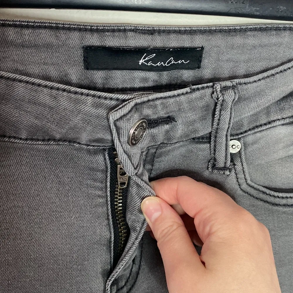 KanCan grey mid rise zip ankle skinny jeans with fringe hem size 27 - Image 6