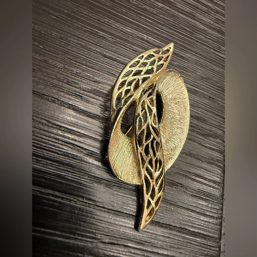 Vintage Celebrity NY Gold Textured and Filigree Brooch Vintage Swirl Pin - Image 3
