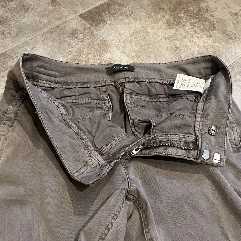 Level 99 Anthropologie gray straight leg ankle pants mid rise gray stret… Size 29 - Image 4