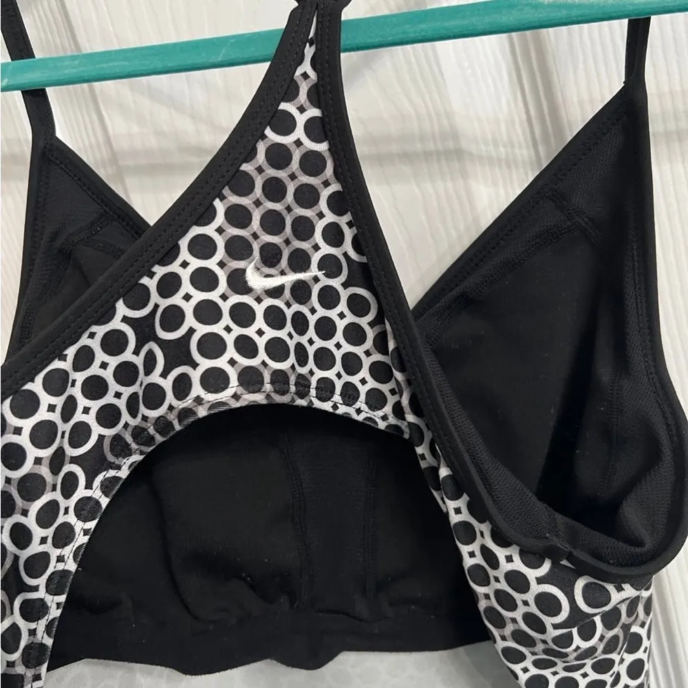 Nike black white circle workout tank top size medium. - Image 4