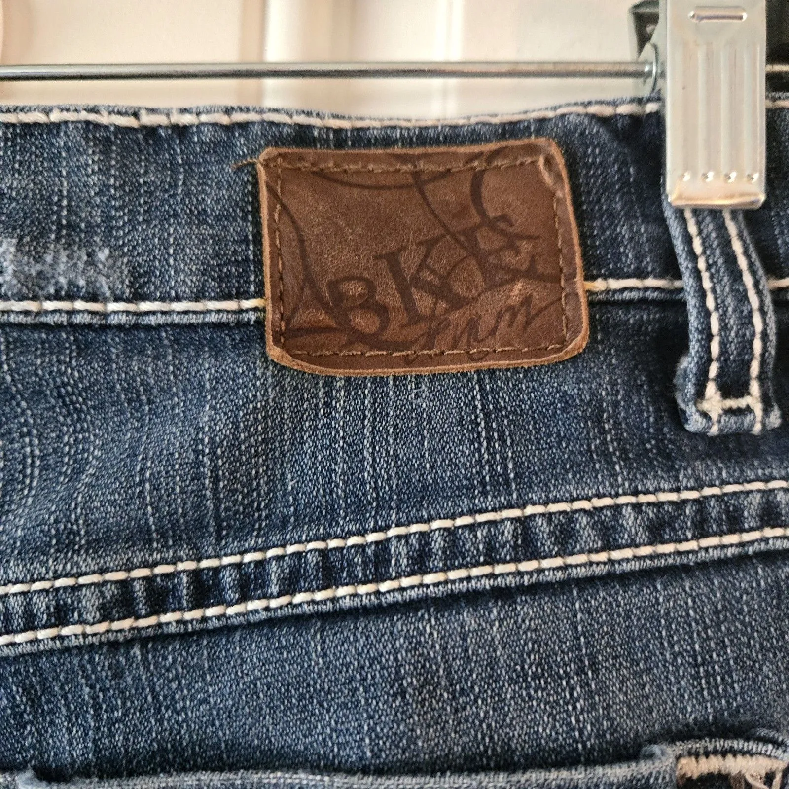 Buckle BKE Denim Women’s Drew Stretch Capris Distressed Size 29 Y2K Shorts Long - Image 5