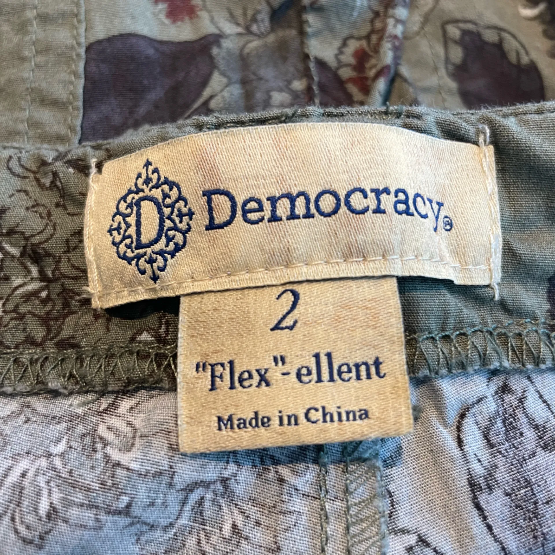 Democracy Green Floral ¨Flex¨ ellent Pants - Size 2 - Image 4