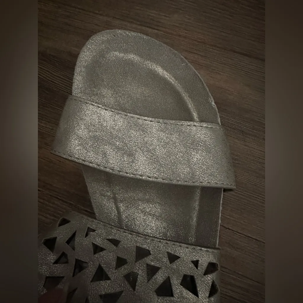 Volatile BAYSWATER Pewter Wedge Sandals Size 8 Silver - Image 6