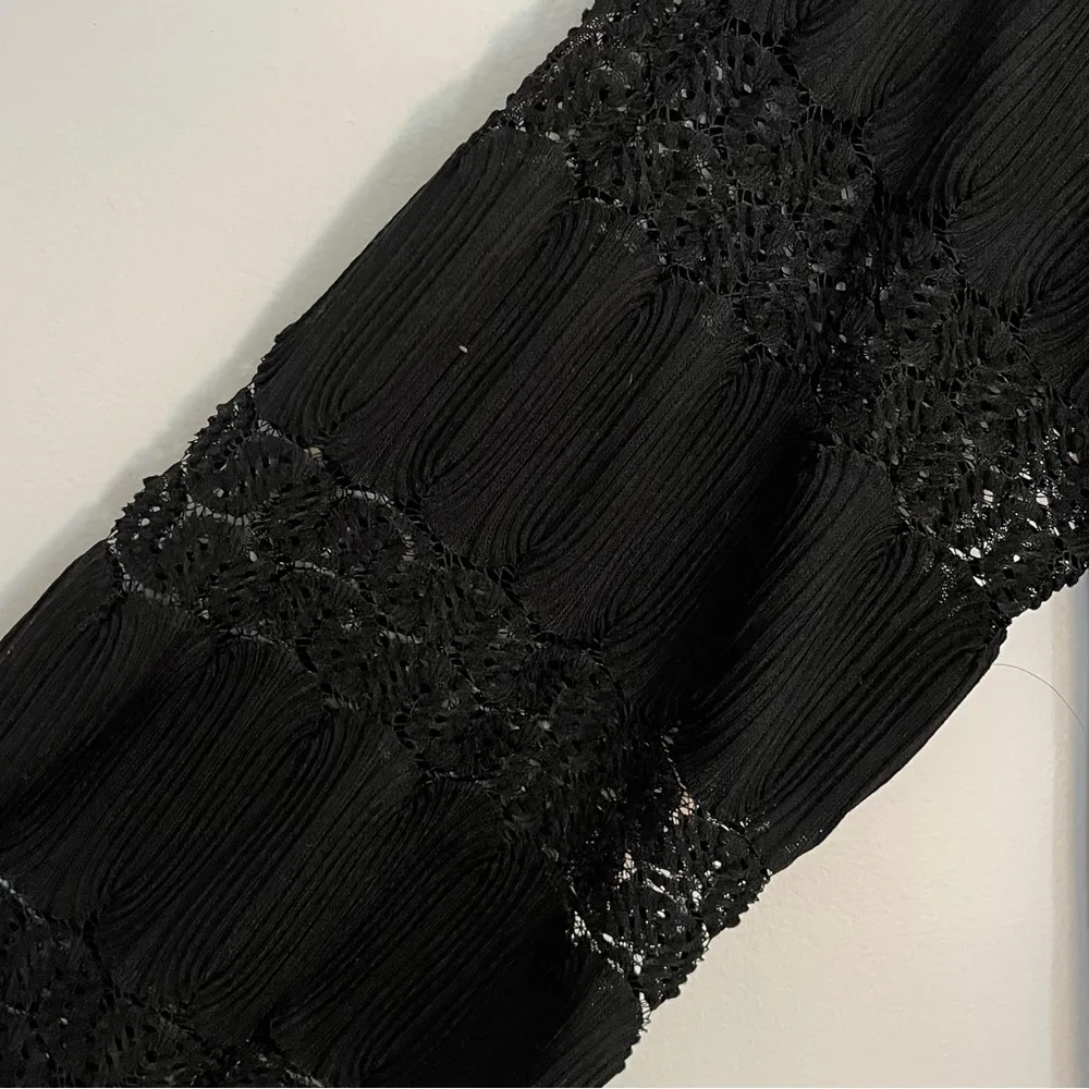 NWT Sioni Mixed Media V Neck Sweater with Lace Sleeves Black Size Medium - Image 4