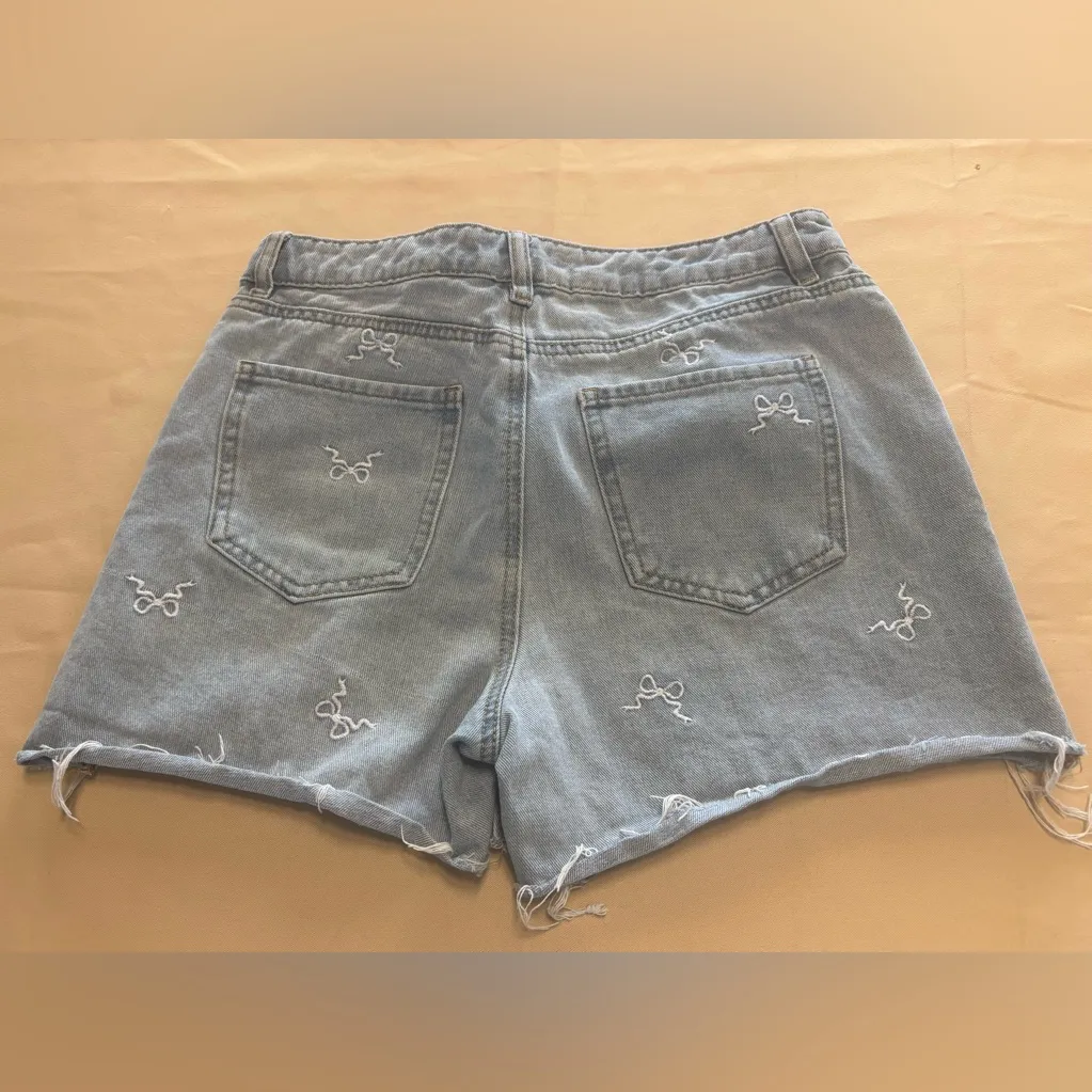 Cali 1850 Denim Jean Shorts Womens Sz 7 Ribbon Embroidery Light Wash Frayed - Image 2
