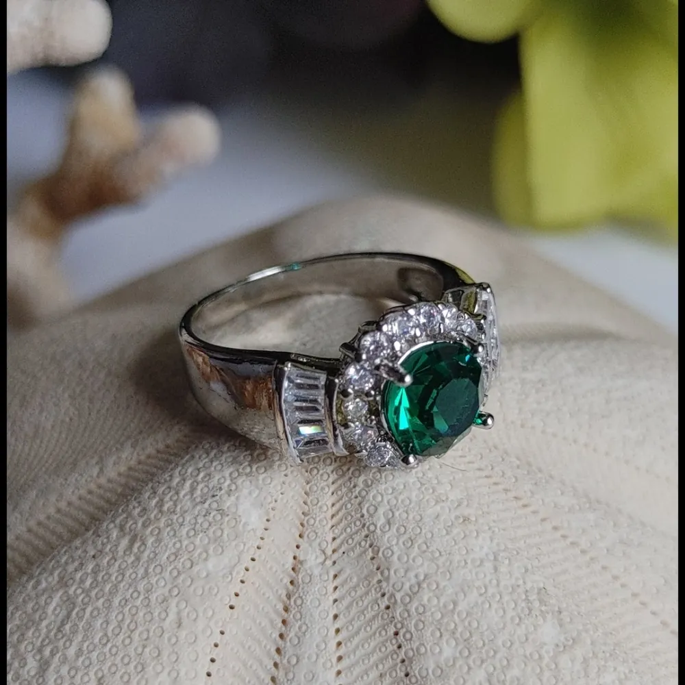 Silver Crystal Green Stone Stainless Steel Ring Size 8 - Image 3