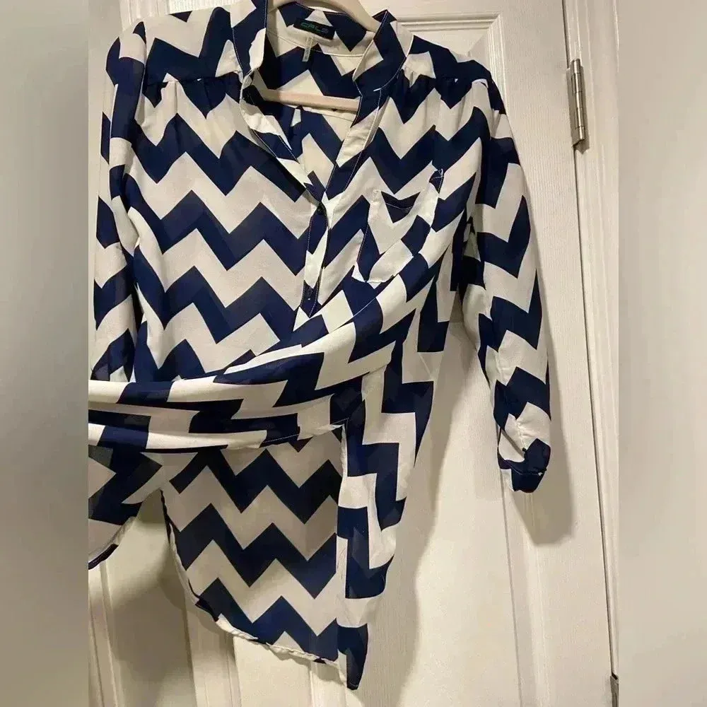 Cals Navy Blue White Chevron Stripe Sheer Collarless Size Slit Blouse Size M - Image 2