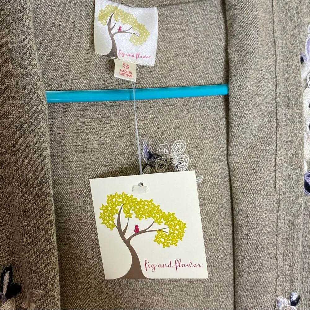 Fig & Flower Wrap Cardigan Sweater Gray Long Sleeve Floral Size Small NWT - Image 3